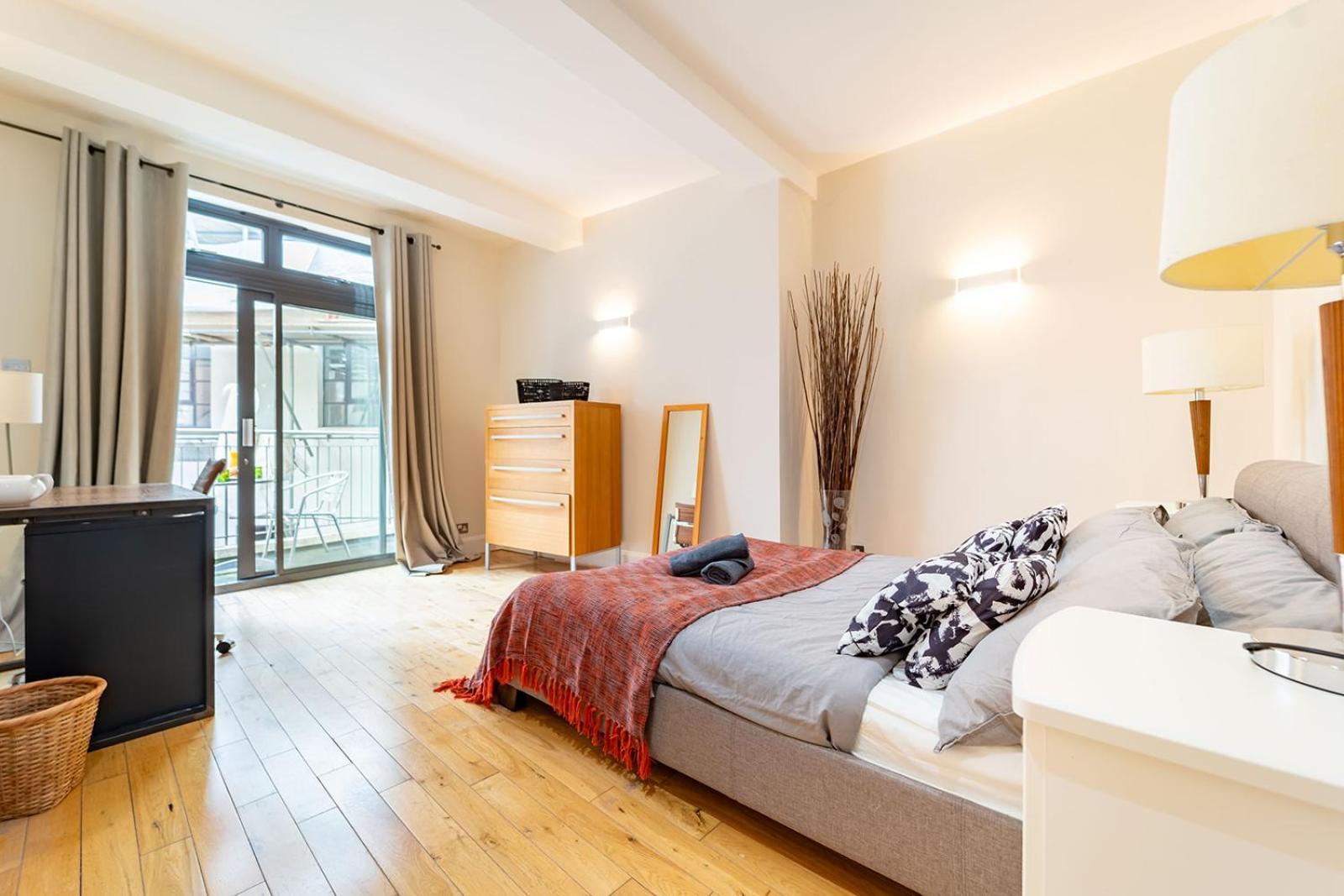 Spacious Apartment With A Balcony In Prime Location In Farringdon Londres Extérieur photo
