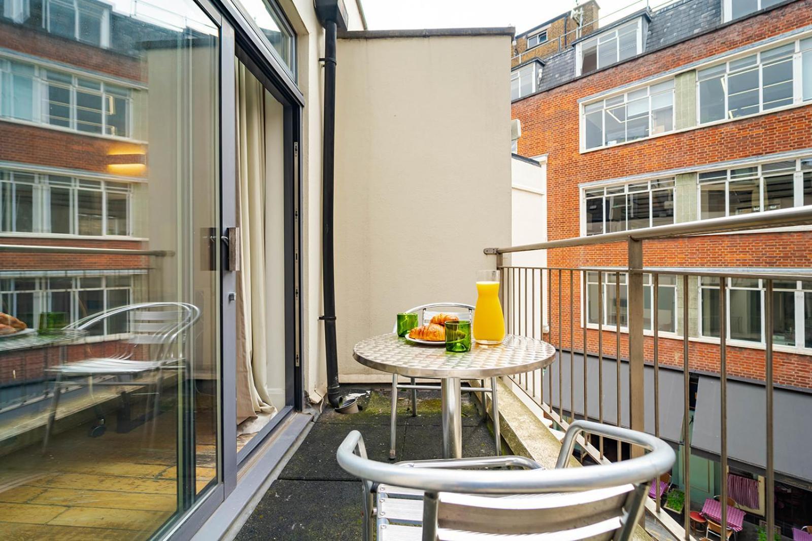 Spacious Apartment With A Balcony In Prime Location In Farringdon Londres Extérieur photo