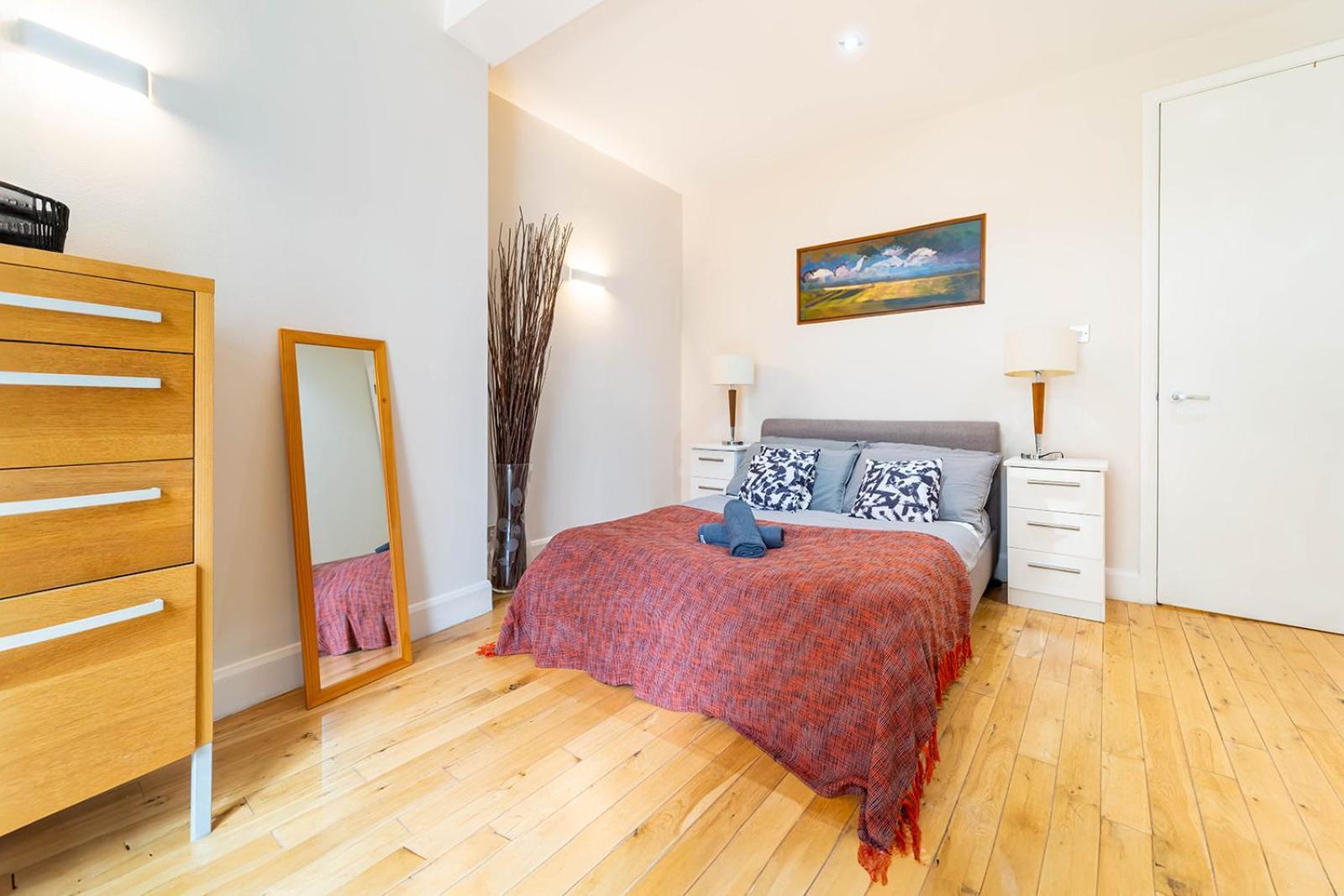 Spacious Apartment With A Balcony In Prime Location In Farringdon Londres Extérieur photo