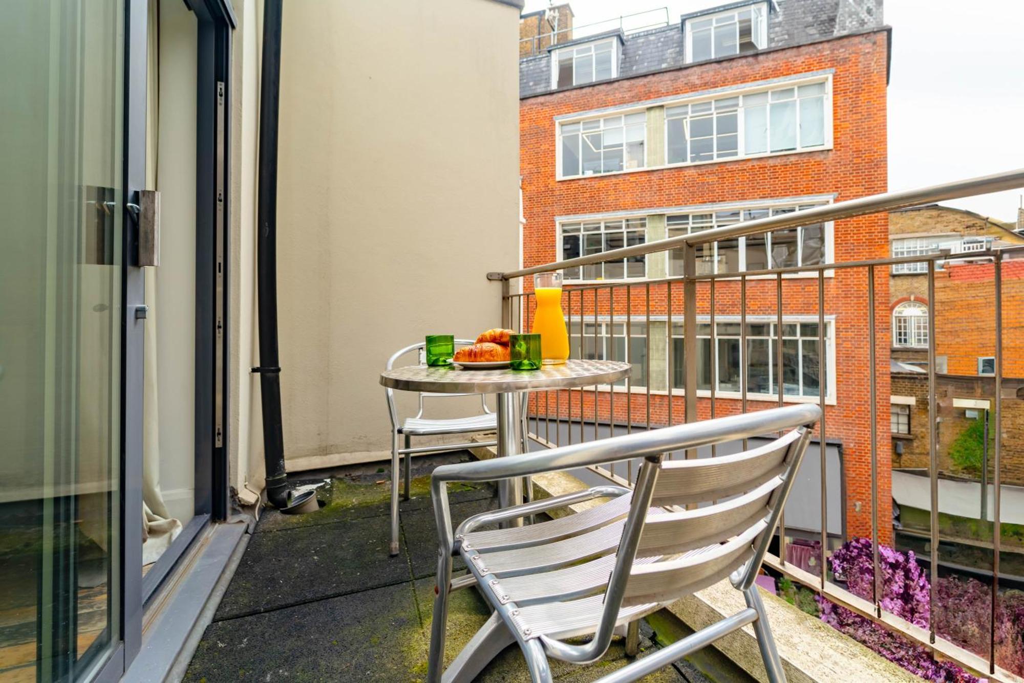 Spacious Apartment With A Balcony In Prime Location In Farringdon Londres Extérieur photo